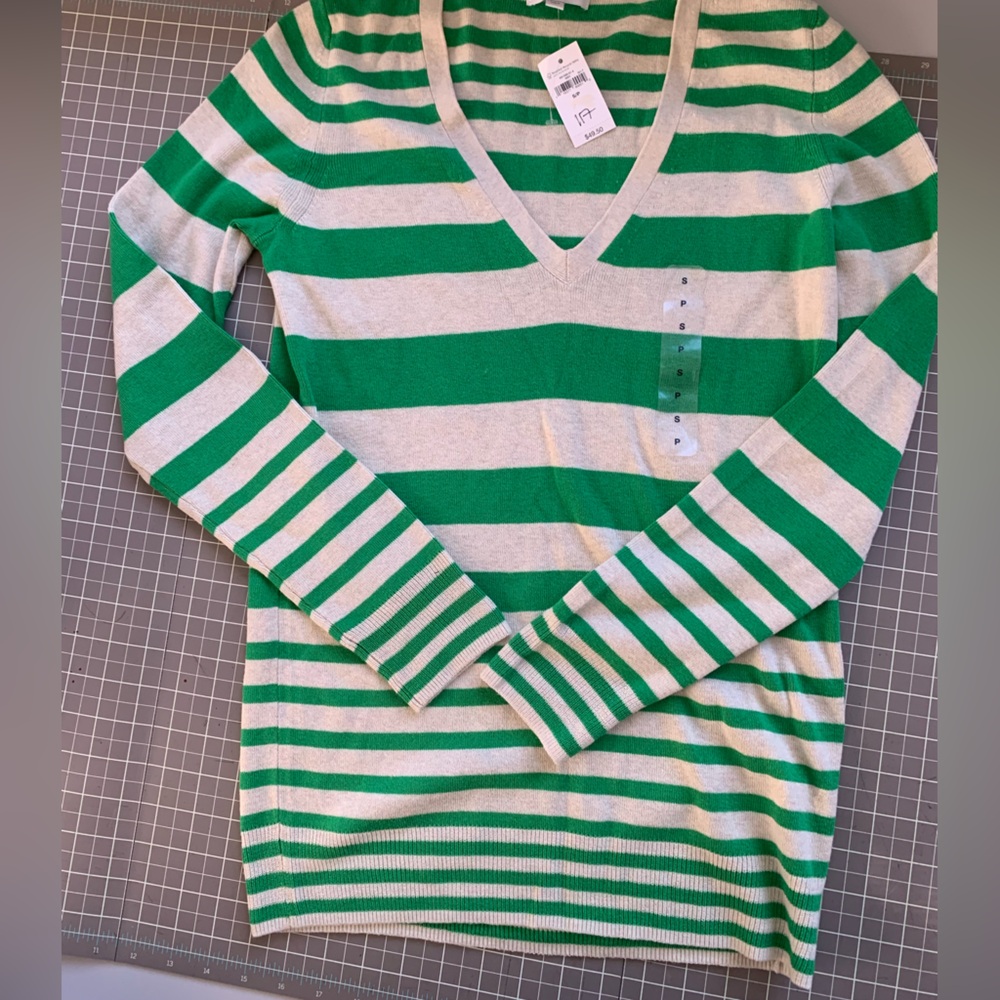 Super soft NWT, Gap pullover. Size small
